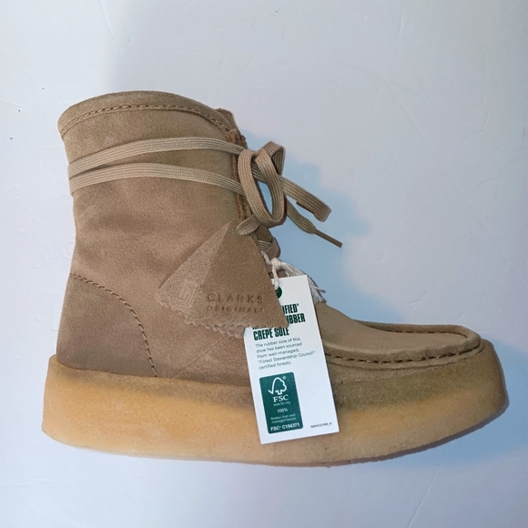 Clarks Wallabeecup Hi Light Tan Suede Fur Lined Booties 7.5M NEW IN BOX - Picture 1 of 11